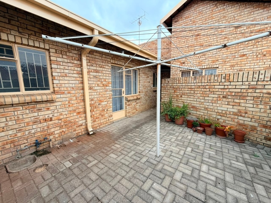 3 Bedroom Property for Sale in Kannoniers Park North West